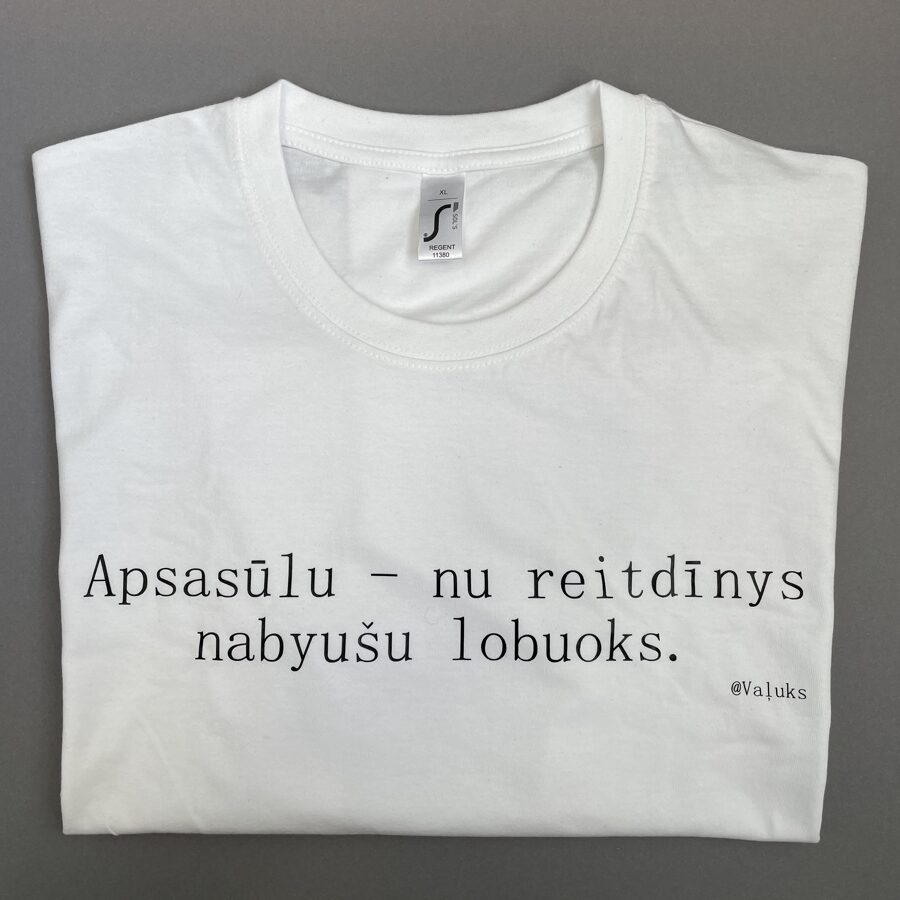 T-Krekls “Apsasūlu - nu reitdīnys nabyušu lobuoks.” (balts)